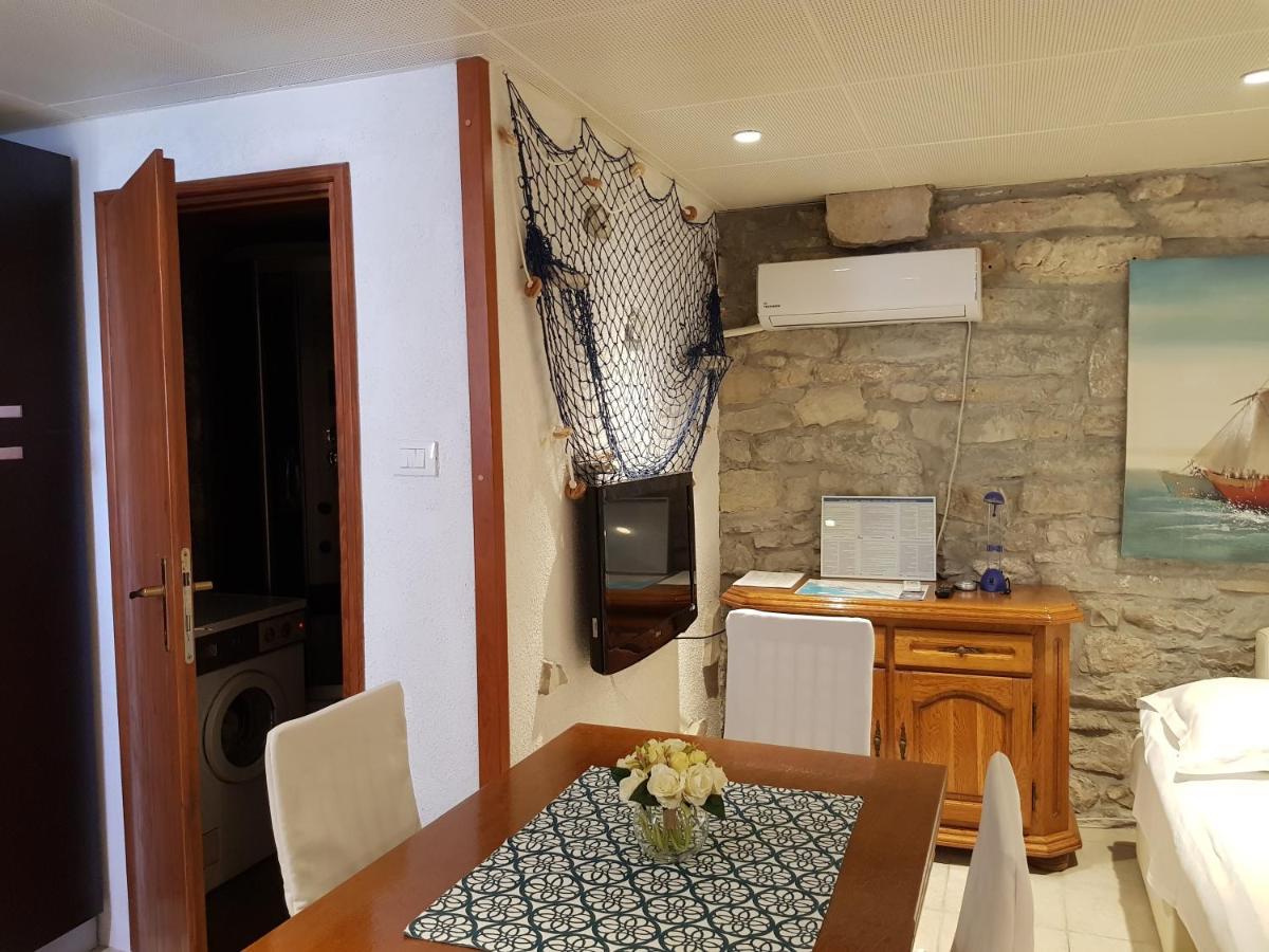 Studio Apartment Jelinek Brela Bagian luar foto
